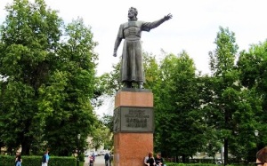 Памятник русскому национальному герою!